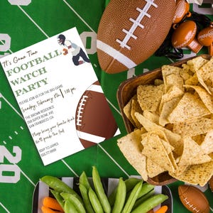 Può includere: Un invito a una festa per guardare il football con una grafica di football, palloni da football, snack e una tovaglia verde a tema campo. L'invito recita "It's Game Time FOOTBALL WATCH PARTY" con i dettagli dell'evento. È visibile anche una ciotola di legno con patatine.