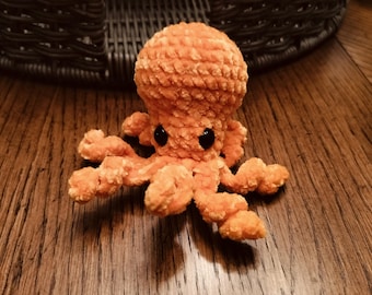 Peluche de pulpo hecho a mano con ganchillo