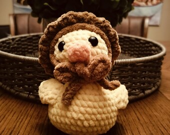 Pato con sombrero de frutas; Peluche de ganchillo hecho a mano