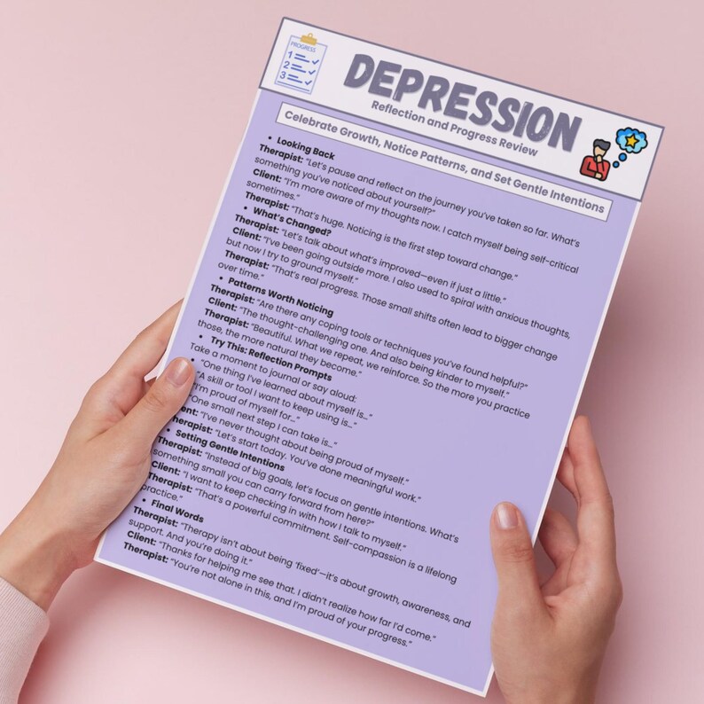 Pu&ograve; includere: Una scheda di terapia color viola chiaro intitolata Depression Reflection and Progress Review. Il documento presenta sezioni per la riflessione, l'osservazione di schemi, spunti di riflessione e intenzioni con un dialogo tra terapeuta e cliente.