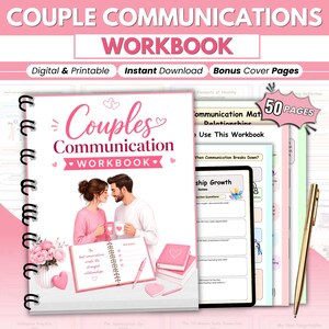 Op de afbeelding: Een spiraalgebonden Couples Communication Workbook met een witte kaft voorzien van een illustratie van een koppel met mokken, een boeket roze bloemen en een roze pen. De kaft toont de tekst Couples Communication WORKBOOK en 50 PAGES.