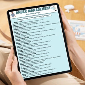 Pu&ograve; includere: Un tablet digitale che mostra un documento educativo intitolato Anger Management. Il testo delinea un dialogo tra un terapeuta e un cliente, trattando argomenti come la natura della rabbia, la sua funzione protettiva e la gestione sana.
