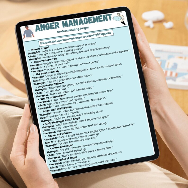 Pu&ograve; includere: Un tablet digitale che mostra un documento educativo intitolato Anger Management. Il testo delinea un dialogo tra un terapeuta e un cliente, trattando argomenti come la natura della rabbia, la sua funzione protettiva e la gestione sana.