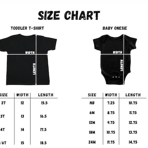Pu&ograve; includere: Una tabella delle taglie nera per t-shirt per bambini piccoli e body per neonati. La tabella include le misure di larghezza e lunghezza in cm per varie taglie, da 2T a 5/6T e NB a 24M.