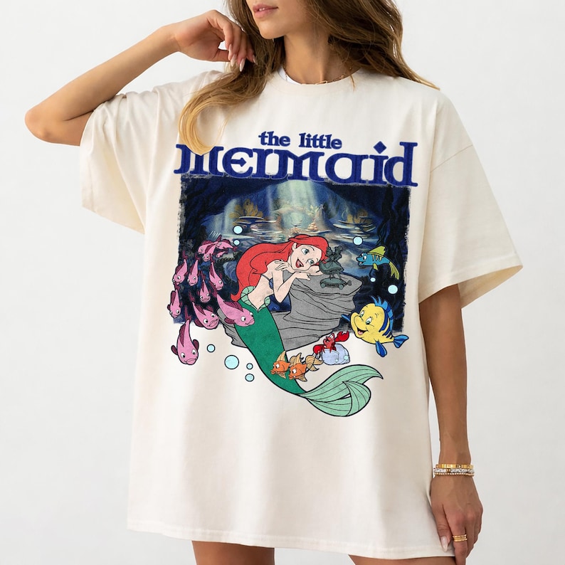 Pu&ograve; includere: Una tazza di ceramica bianca con manico nero e la scritta "But First, Coffee" in grassetto nero. La tazza &egrave; appoggiata su una superficie di legno. La tazza &egrave; alta circa 10 cm.