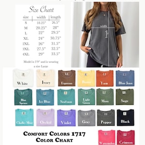 Pu&ograve; includere: Una tabella colori di t-shirt Comfort Colors 1717, tinta in capo e pesante. La tabella mostra vari colori, tra cui bianco, avorio, espresso e blu jeans. Una tabella delle taglie mostra le misure in pollici. Il testo recita "COMFORT COLORS 1717 TABELLA COLORI."