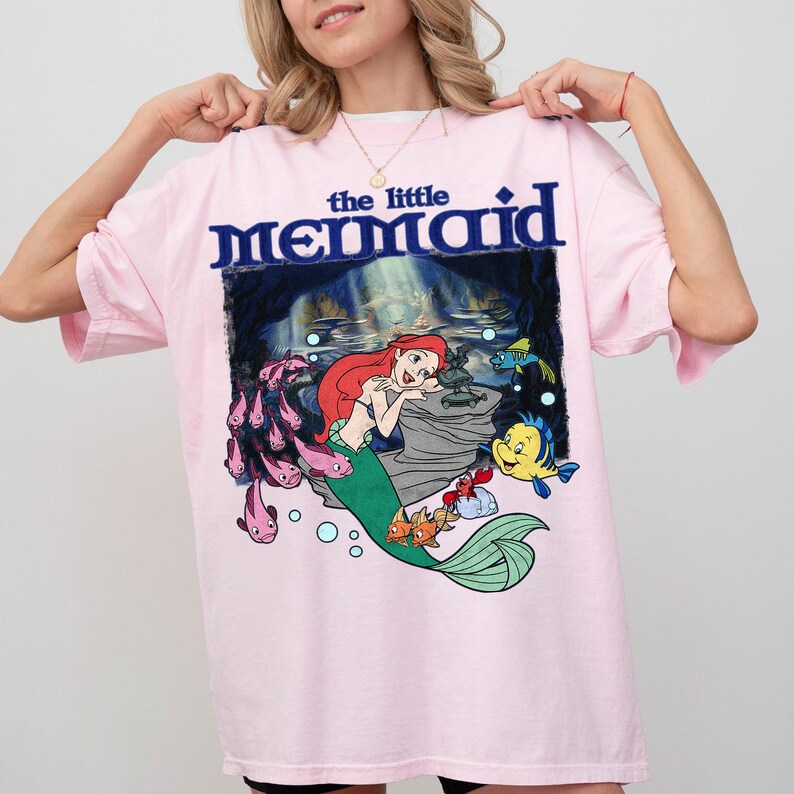 Pu&ograve; includere: Un set di tre tazze in ceramica con finitura opaca e macchiettata. Ogni tazza presenta un colore diverso: azzurro, crema e grigio. Le tazze hanno un design semplice e moderno, per caff&egrave; o t&egrave;.