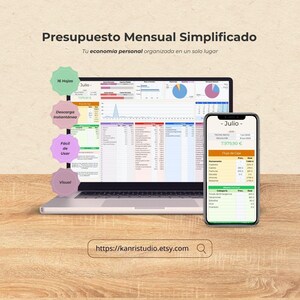 Puede incluir: Un portátil y un smartphone que muestran una hoja de cálculo de presupuesto mensual. La pantalla del portátil muestra una descripción general financiera detallada con gráficos y datos. El smartphone muestra un resumen presupuestario similar. El texto de la imagen incluye "Presupuesto Mensual Simplificado".