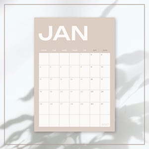 Könnte beinhalten: Ein beigefarbenes Wandkalenderblatt für Januar 2027 mit einem weißen Raster und den Wochentagen von Montag bis Sonntag. Der Monatsname JAN ist in großen weißen Buchstaben oben aufgedruckt, das Jahr 2027 steht in der unteren rechten Ecke.