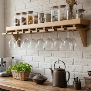 Può includere: Un portabicchieri in legno montato su un muro di mattoni bianchi, con otto bicchieri da vino trasparenti. Sopra, una mensola espone barattoli di vetro con vari contenuti. Una scena di cucina rustica con una teiera, un cesto di erbe e altri utensili.