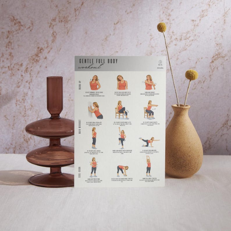 Puede incluir: Una gu&iacute;a de entrenamiento impresa titulada "GENTLE FULL BODY workout" con ejercicios ilustrados. La gu&iacute;a presenta a una mujer que demuestra varios ejercicios, incluyendo estiramientos y entrenamiento de fuerza. La combinaci&oacute;n de colores es neutra con un fondo beige y texto marr&oacute;n.
