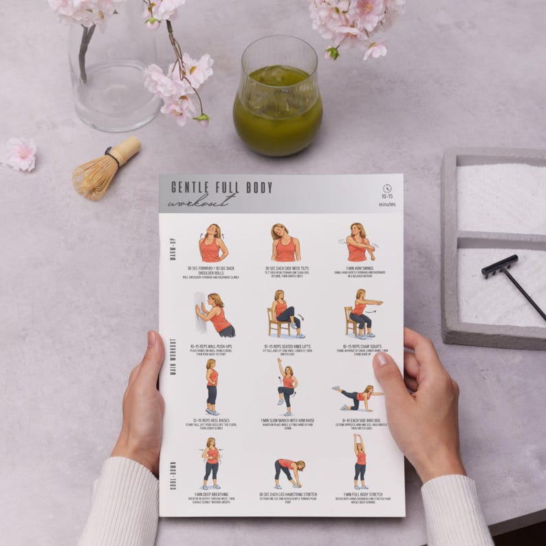 Puede incluir: Una gu&iacute;a de entrenamiento impresa titulada "Gentle Full Body Workout" con instrucciones de ejercicios ilustradas. La gu&iacute;a est&aacute; en manos de una persona, con un vaso de l&iacute;quido verde y flores en el fondo.