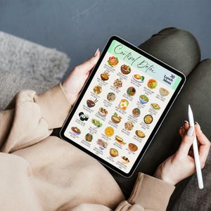K&ouml;nnte beinhalten: Ein Tablet zeigt eine farbenfrohe Infografik mit dem Titel "Cortisol Detox" mit 30 Mittagsideen. Der Bildschirm zeigt verschiedene illustrierte Gerichte. Ein wei&szlig;er Stift liegt in der Hand der Person neben dem Tablet.
