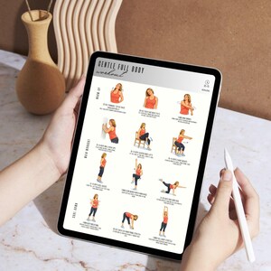 Puede incluir: Una tableta digital que muestra una gu&iacute;a de "Gentle Full Body Workout". La gu&iacute;a de ejercicios presenta ejercicios ilustrados con instrucciones. La tableta est&aacute; sujeta por una persona y se ve un l&aacute;piz &oacute;ptico. El fondo incluye un jarr&oacute;n decorativo y un panel de madera.