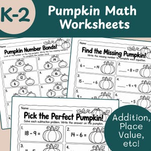 Op de afbeelding: Drie zwart-witte educatieve rekenwerkbladen voor K-2 leerlingen met pompoenillustraties. De pagina's bevatten oefeningen genaamd Pumpkin Number Bonds, Find the Missing Pumpkin en Pick the Perfect Pumpkin met optel- en aftreksommen.