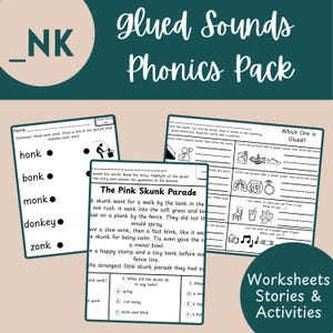 Puede incluir: Un juego de tres tazas de cerámica con un acabado moteado y mate. Las tazas son de color crema, gris claro y gris oscuro. Cada taza tiene un diseño simple y minimalista y un asa redondeada.