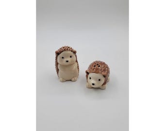 Juego de salero y pimentero de cerámica con forma de erizo, un toque de fantasía campestre.