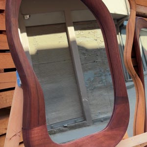 Espejo irregular de nogal, marco de madera artesanal, decoración moderna de mediados de siglo. imagen 11