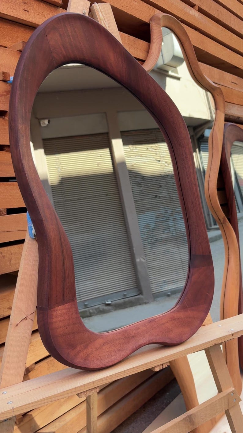 Espejo irregular de nogal, marco de madera artesanal, decoración moderna de mediados de siglo. imagen 11