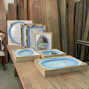 Espejo irregular de nogal, marco de madera artesanal, decoración moderna de mediados de siglo. imagen 19