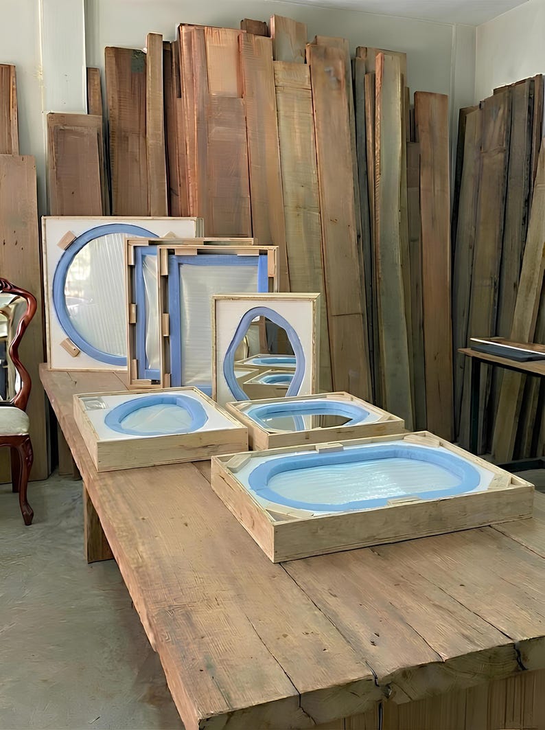 Espejo irregular de nogal, marco de madera artesanal, decoración moderna de mediados de siglo. imagen 19
