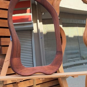 Espejo irregular de nogal, marco de madera artesanal, decoración moderna de mediados de siglo. imagen 10