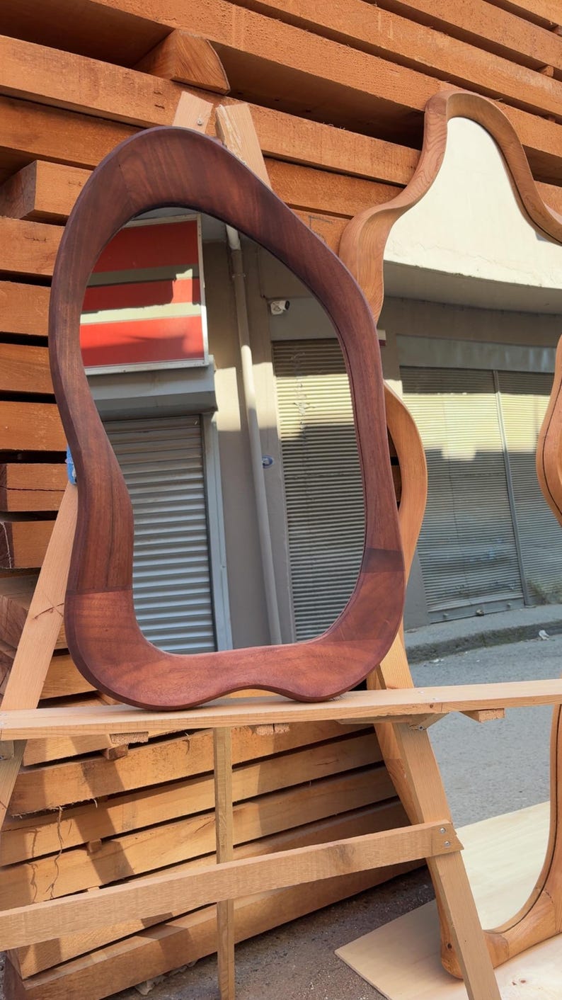 Espejo irregular de nogal, marco de madera artesanal, decoración moderna de mediados de siglo. imagen 10