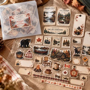 Può includere: Una collezione di adesivi ed etichette in carta con illustrazioni a tema canadese, tra cui un orso nero, un alce, foglie d'acero, una canoa, una baita, una lanterna e sciroppo. Il set include etichette rettangolari e disegni di francobolli.
