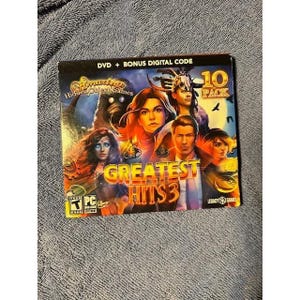 Op de afbeelding: Een set van drie keramische nestkommen in blauwe, groene en witte tinten. De kommen hebben een gespikkelde glazuur en een eenvoudig, modern ontwerp. De grootste kom heeft een diameter van ongeveer 15 cm.