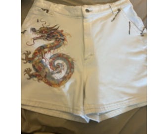 Pantalones cortos vaqueros blancos con estampado de dragón Y2K de Riveted by Lee para mujer, talla 12