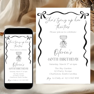Puede incluir: Una invitación en blanco y negro para una celebración de 40 cumpleaños. La invitación dice "She's tying up her thirties" e incluye detalles del evento. Un teléfono inteligente muestra la misma invitación. El fondo incluye una cesta y flores.