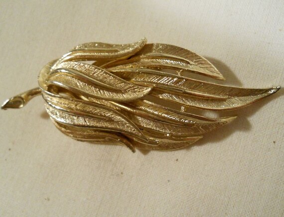 Coro brushed gold tone brooch - image 3