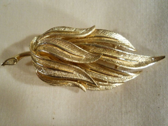 Coro brushed gold tone brooch - image 2