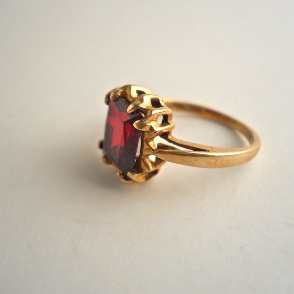 10k Gold Ruby Red Ring Size 2 1/2.