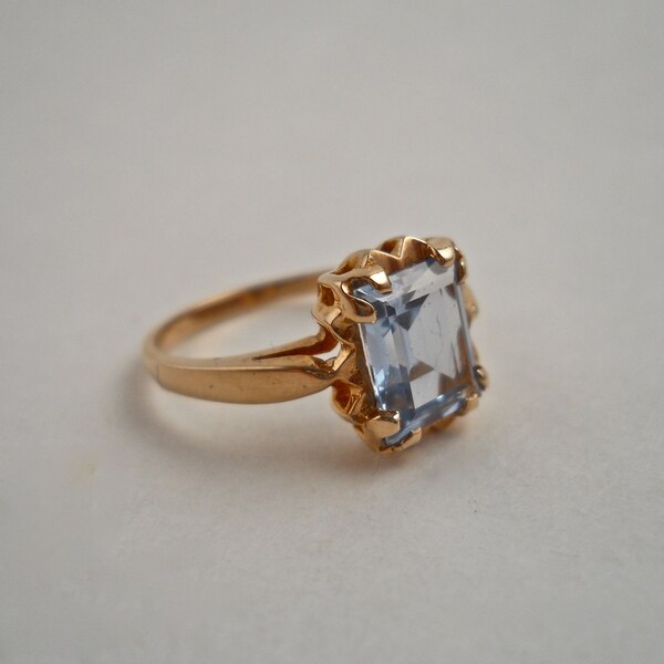 10 Karat Yellow Gold Aquamarine Stone Ring Size 41/2.