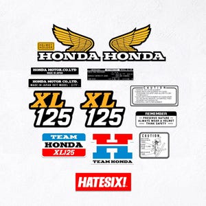 Może przedstawiać: Zestaw naklejek i naklejek na motocykle Honda. Naklejki zawierają logo Hondy ze skrzydłami, XL125, Team Honda i etykiety ostrzegawcze. Schemat kolorów to głównie czarny, biały, czerwony i złoty.