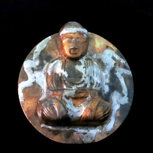 Broche de Buda de cobre con detalles pintados en plata, hecho a mano en 3D.