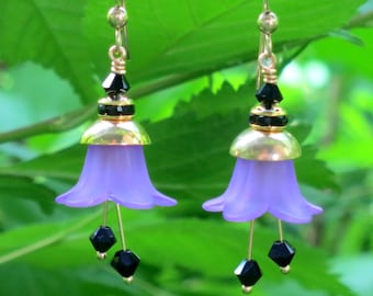 Brincos de flores coloridas e graciosas Brincos da natureza. Roxo e latão. Estilo vitoriano. Cristal Swarovski
