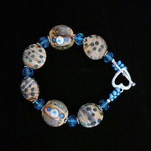 Handgefertigtes Armband Türkisblaue Lampwork Perlen Herz Knebelverschluss