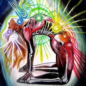 Könnte beinhalten: Ein künstlerisches Gemälde einer Person in einer Yoga-Pose, mit detaillierter Darstellung des Skelett- und Muskelsystems. Das Kunstwerk zeigt leuchtende Farben und strahlende Energielinien, mit Fokus auf die Energiezentren des Körpers.