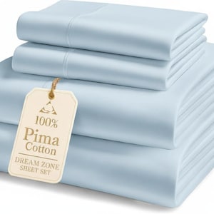 Puede incluir: Un juego de sábanas azul claro, que incluye una sábana bajera, una sábana encimera y fundas de almohada. Una etiqueta crema dice "100% Pima Cotton DREAM ZONE SHEET SET."