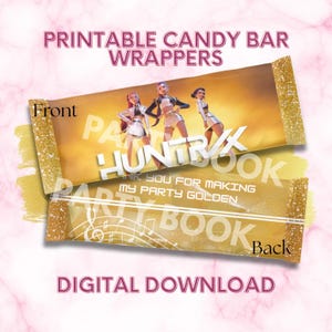 Könnte beinhalten: Eine weiße Keramik-Tasse mit schwarzem Henkel und dem Text "But First, Coffee" in fetter, schwarzer Schrift. Die Tasse steht vor einem verschwommenen Hintergrund, der eine gemütliche Umgebung suggeriert.