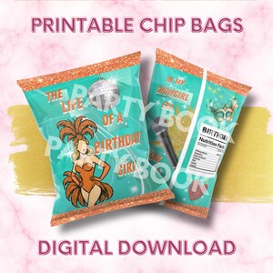 Può includere: Due sacchetti di patatine stampabili turchesi con bordi glitterati dorati. Un sacchetto presenta un'illustrazione di showgirl e il testo "The Life of a Birthday Girl". L'altro sacchetto ha un microfono e un'illustrazione di maschera di carnevale. Il testo include "In My Showgirl Party Book" e "Birthday Nutrition Facts."