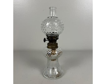 Lámpara de aceite miniatura vintage de cristal transparente con diseño de puntos en relieve y chimenea, con quemador de latón de 7 pulgadas.