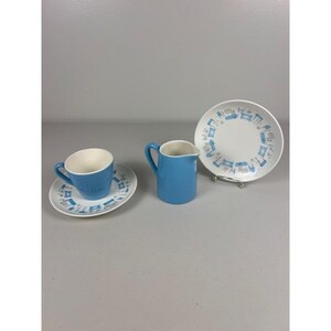 Puede incluir: Un juego de té de cerámica azul y blanco vintage. El juego incluye una taza y un platillo, una pequeña crema y un plato. Las piezas azules tienen un interior blanco. Las piezas blancas tienen un patrón azul en los bordes.