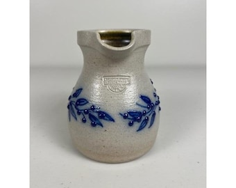 Jarra pequeña de cerámica Salmon Falls, modelo 2001, con diseño de arándanos y esmalte de sal.