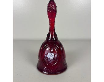 Fenton robijnrode amberkleurige glazen stolp handgeschilderde ondertekend Betsy W. Rose 7"