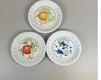 Juego de 3 platos de postre de frutas Himark Golden Pie Collection: manzana, melocotón y arándano.