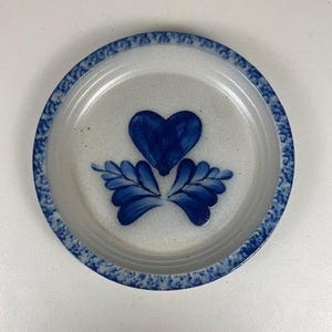 Puede incluir: Un letrero de madera rústica con el texto "Welcome to our home" en letras blancas. El letrero presenta un acabado envejecido y un diseño sencillo y acogedor, ideal para la decoración de la puerta principal.