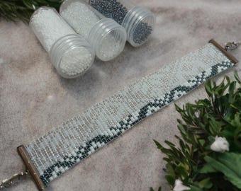 Bracelet en perles de rocaille grises et blanches comme accessoire fait main élégant
